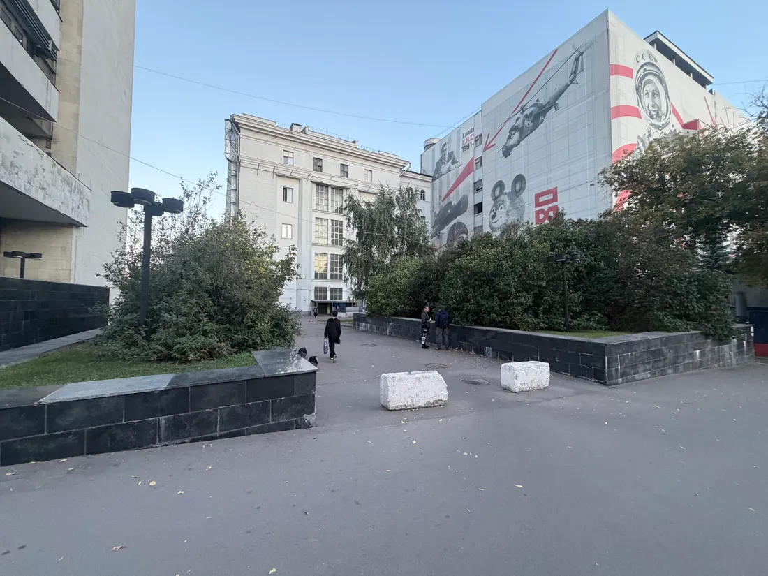 Двор дома 24 по улице Правды: вход к студии BIVID